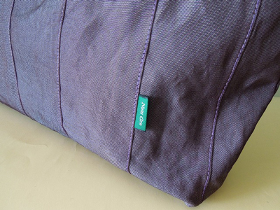 紫色の縁バッグ　タグ部分