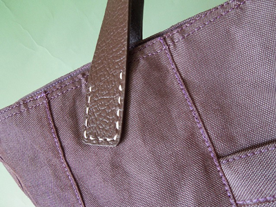 紫色の縁バッグ　持ち手部分