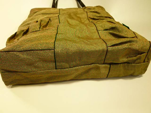 玉虫色の畳縁トートバッグの底部分